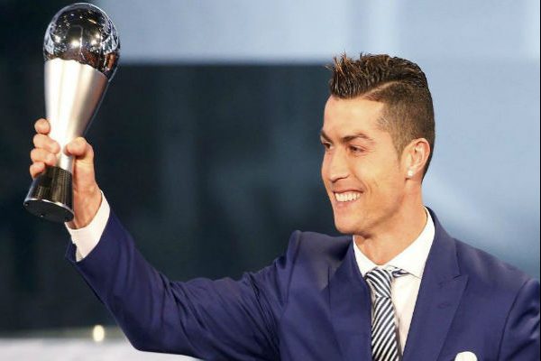 رونالدو يفوز بجائزة أفضل لاعب في العالم لعام 2016