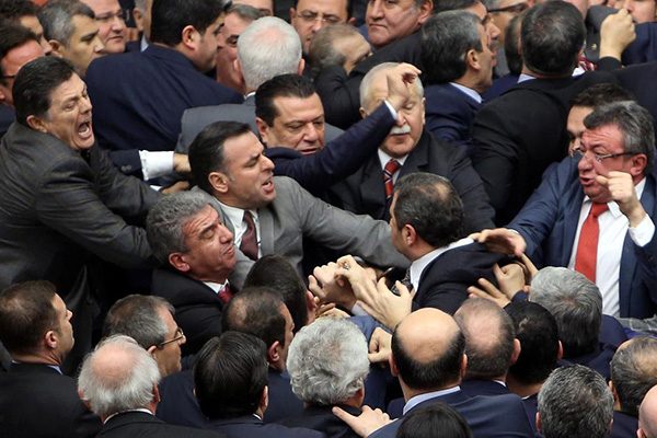 بالفيديو..مشاجرة بين نواب في البرلمان التركي