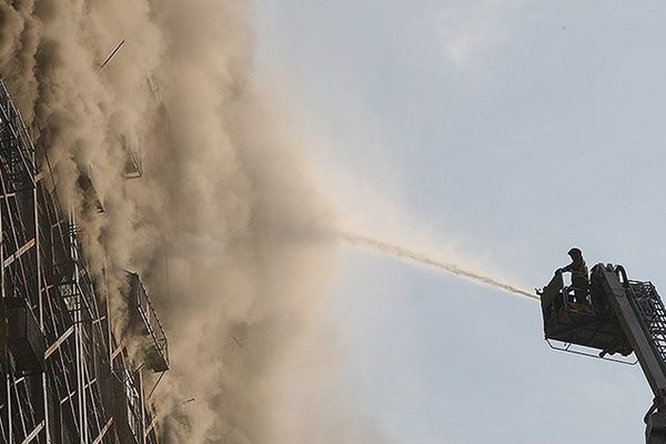 انهيار برج “بلاسكو” المؤلف من 15 طابقا نتيجة حريق وسط طهران