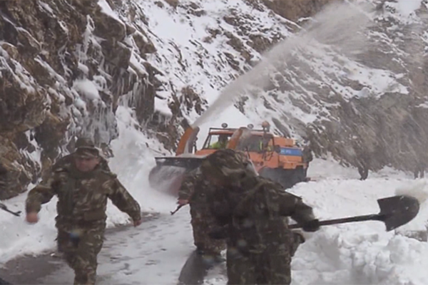 الجيش الوطني الشعبي يواصل مهامه في فك العزلة عن المحاصرين بالثلوج