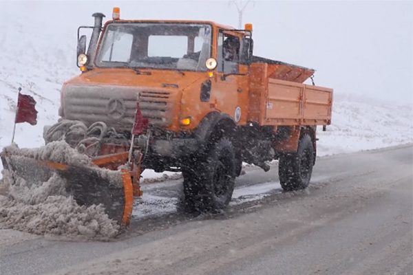 الأغواط: عمال الأشغال العمومية بآفلو يسهرون على فتح الطرقات المشلولة بالثلوج