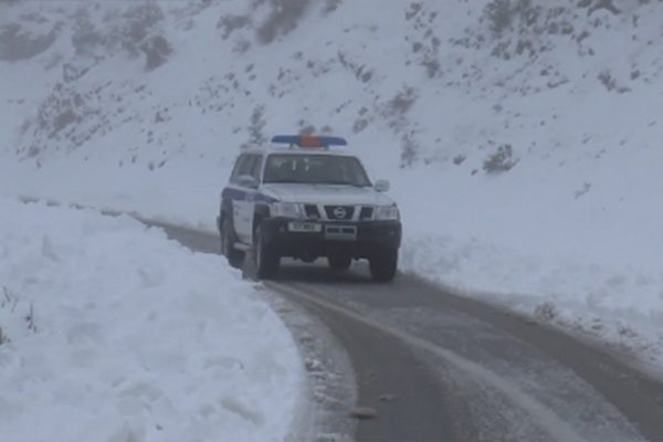 جزائريون يتضامنون مع العائلات المحاصرة بالثلوج في مختلف الولايات