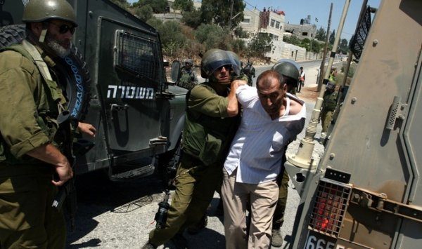 الكيان الصهيوني يعتقل 13 فلسطينيا خلال مداهمات في الضفة الغربية