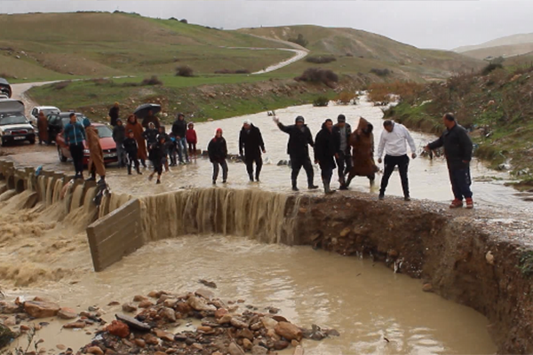 الشلف: الأمطار تقطع الطرق وتمنح التلاميذ عطلة إجبارية