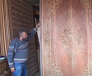 الأردن: لاجئ سوري يصنع مصحفا ضخما من الخشب