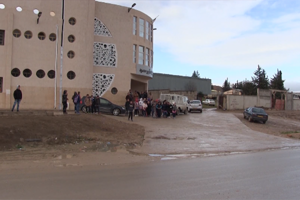 قسنطينة :تلاميذ يتمدرسون بدون كهرباء وغاز منذ بداية الموسم الدراسي