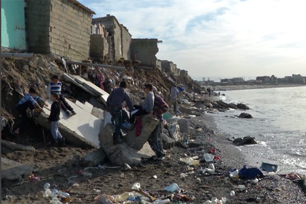 العاصمة: أمواج البحر تبتلع 16 كوخًا بحي الدوم وعائلات تفترش الشارع