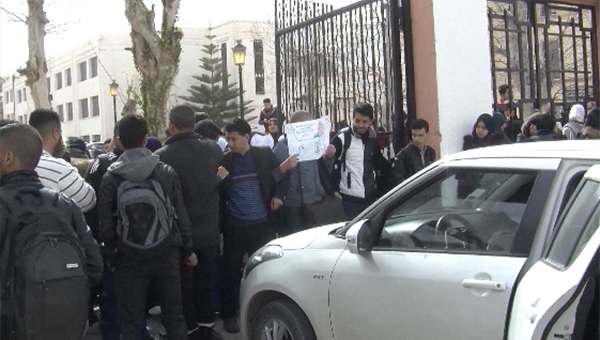 تلمسان: الطلبة يغلقون كلية الطب و يهددون بمواصلة الإضراب