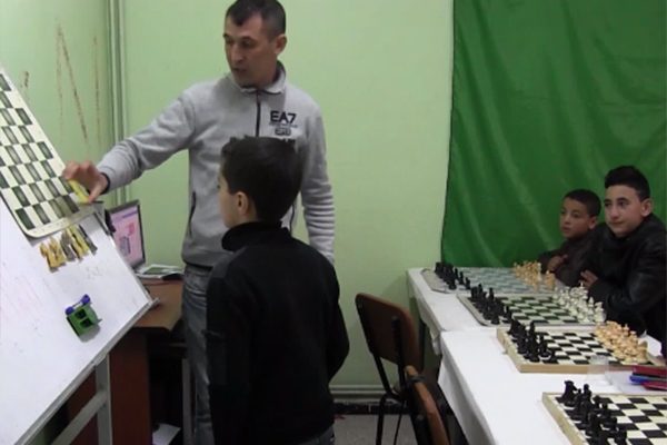 خنشلة: إقبال كبير للتلاميذ على تعلم لعبة الشطرنج بالمحمل