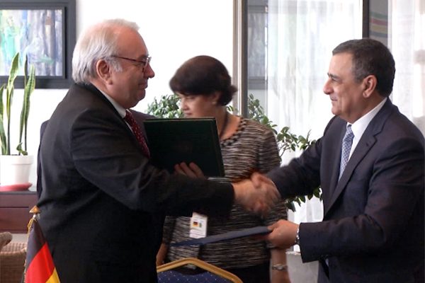 الجزائر وألمانيا توقّعان اتفاقية شراكة لتصنيع المبيدات