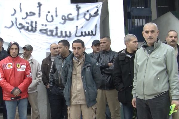 قالمة: أعوان الحراسة والأمن يحتجون أمام مديرية اتصالات الجزائر