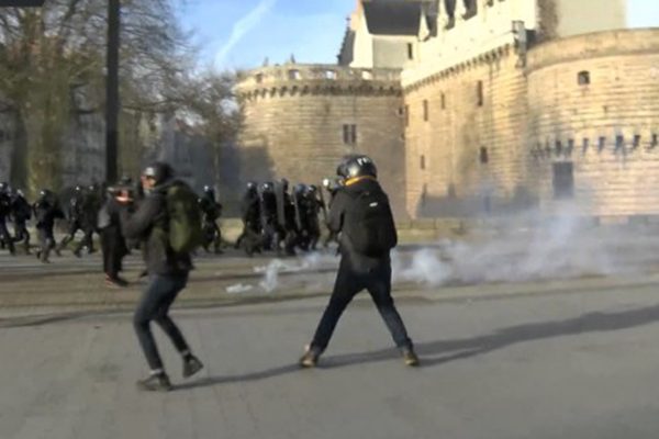 إصابة 11 شرطيا في احتجاجات ضد لوبان في فرنسا