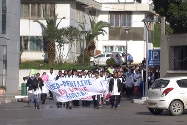 عنابة: طلبة كلية طب الأسنان يحتجون أمام مقر الولاية