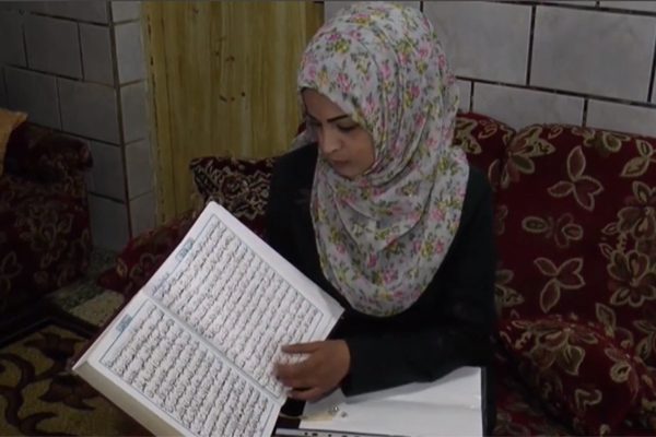 فلسطينية تكتب القرآن الكريم بخط يدها