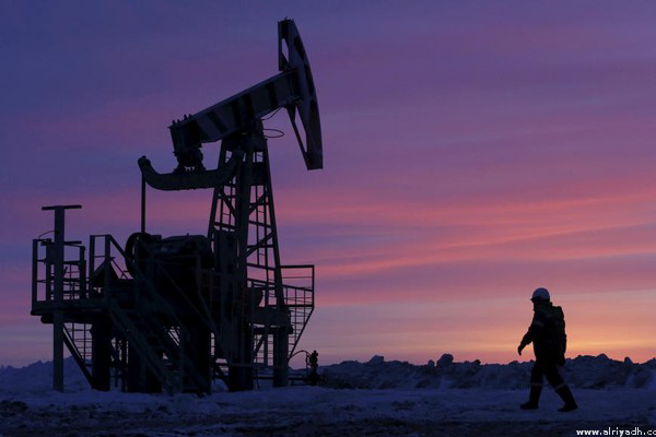 أسعار النفط تتراجع بسبب شكوك حول التزام روسيا بخفض الإنتاج