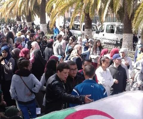 اعتصام لطلبة الصيدلة بالمركز الاستشفائي الجامعي مصطفى باشا