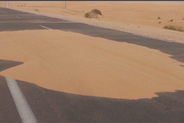 ورقلة: زحف الرمال يهدد سلامة مستعملي طريق الوادي