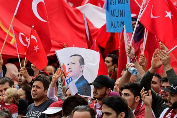 هولندا تدعو رعاياها في تركيا لتوخي الحذر