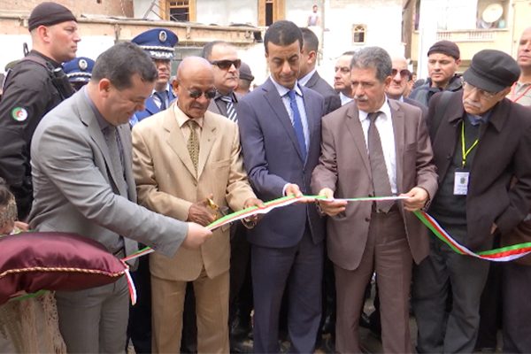 الجزائر: والي العاصمة يتفقد مشاريع التنمية المحلية وسط احتجاجات المواطنين