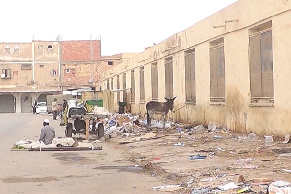 ورقلة: سوق فوضوي يحاصر ابتدائية عضامو محمد بتقرت