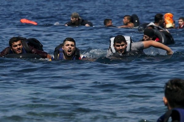 مصرع 40 شخصا في هجوم على قارب يقل لاجئين بقبالة سواحل اليمن