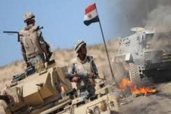 مقتل 10 جنود مصريين في انفجار عبوتين ناسفتين وسط سيناء