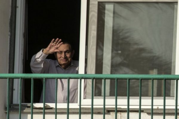 مبارك يغادر السجن ويعود إلى أسرته!