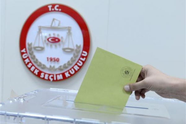 الموطنون الأتراك في الخارج يفتتحون “استفتاء تعديل الدستور”