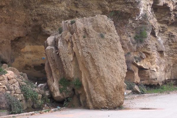 عين تموشنت: خطر سقوط الصخور يهدد حياة المئات من السائقين ببني صاف
