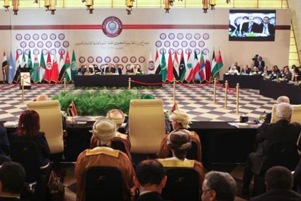 انطلاق أعمال القمة العربية الـ 28 في الأردن.. والرئيس اللبناني يسقط أرضا! (فيديو)