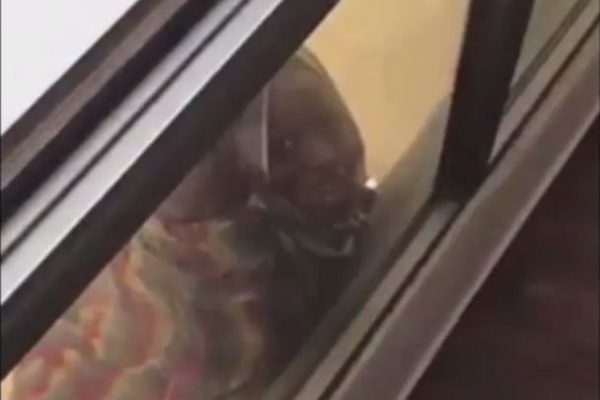 بالفيديو.. سيدة في الكويت ترفض مساعدة خادمتها الإثيوبية وتصور سقوطها من الطابق السابع!