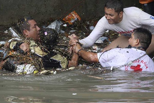 حداد إثر تسبب فيضانات بمقتل أكثر من 200 شخص