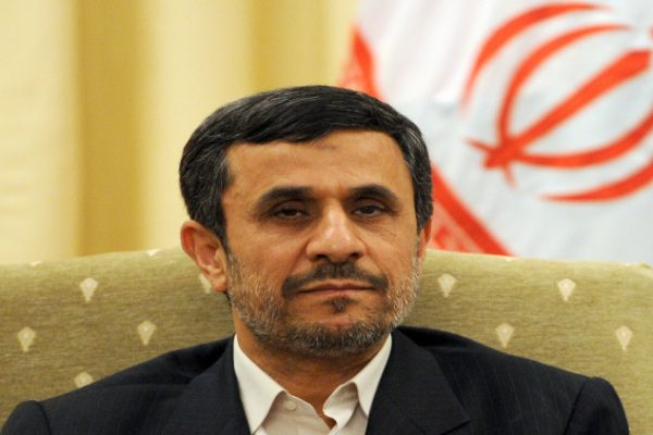محمود أحمدي نجاد يعلن ترشحه لقيادة إيران من جديد