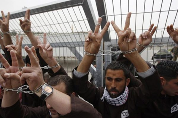 ألف أسير فلسطيني يشرعون في إضراب عن الطعام