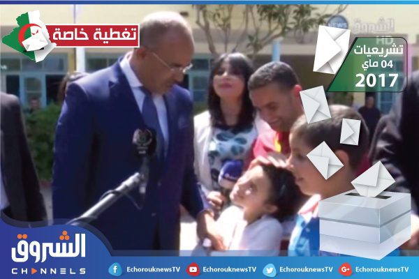 شاهد ما قاله وزير الداخلية لطفلة حضرت مع والدها إلى مركز الاقتراع