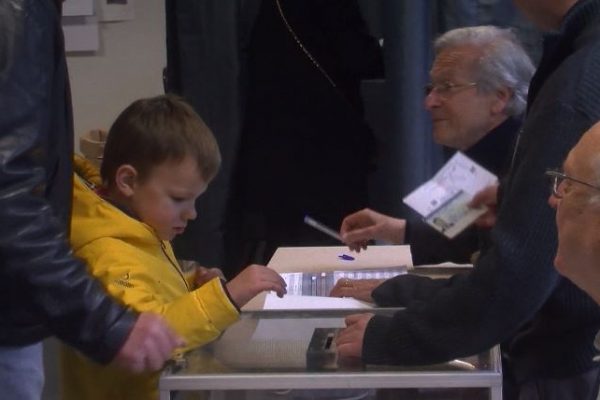 فرنسا: إقبال مكثف للمواطنين في الدور الثاني من الانتخابات الرئاسية