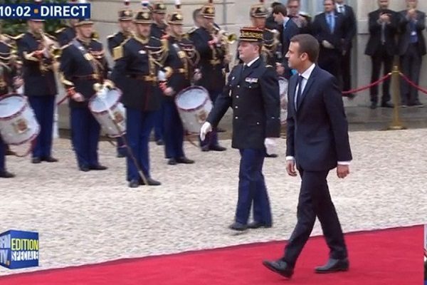 الرئيس الفرنسي إيمانويل ماكرون يتسلم مهامه رسميا
