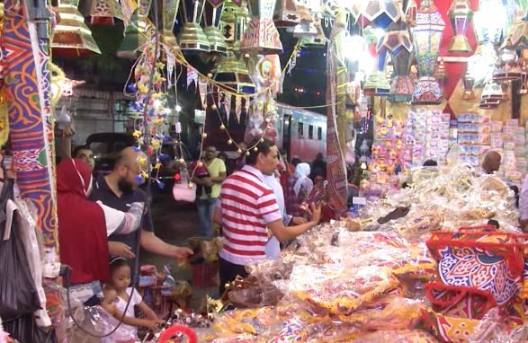 les égyptiens se préparent pour acceillir le mois sacré de ramadan