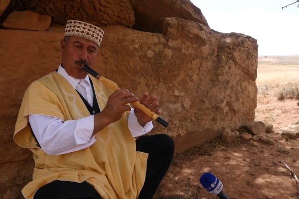 محمد بن سعيد يعزف الحانا “من بلادي” بألة نفخ تقليدية