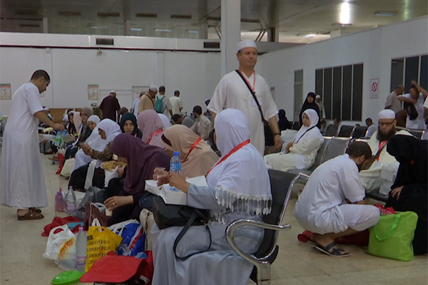 إفطار جماعي في مطار هواري بومدين للمتوجهين لأداء مناسك العمرة