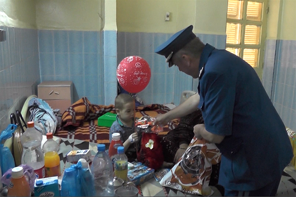 شرطة تمنراست تعايد الأطفال المرضى في المستشفى وتقاسمهم فرحة العيد