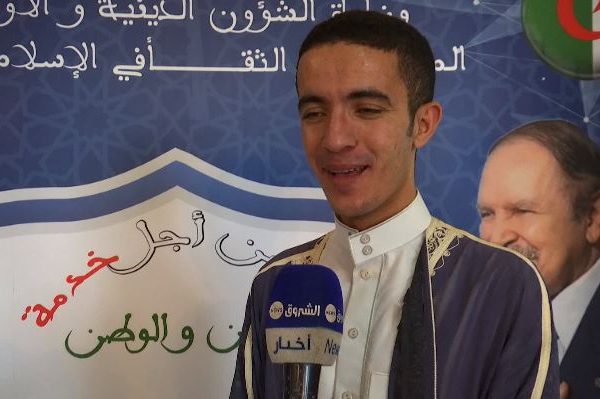 محمد عيسى يكرم صحافي قناة الشروق