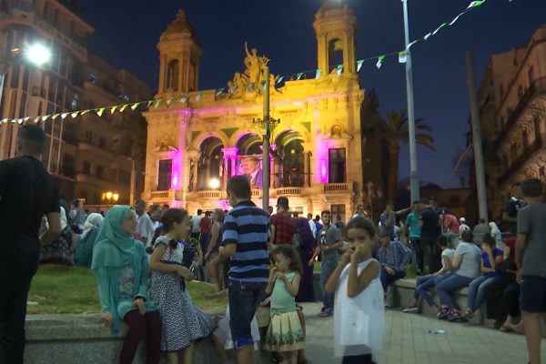 مهرجان وهران يرفع القبعة لاسماء جزائرية و عربية