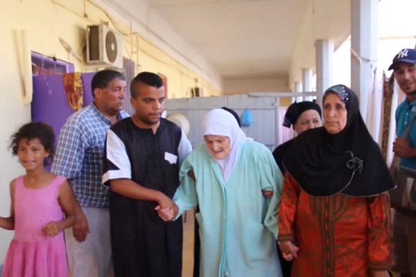 مستغانم: الجيران يعيدون العجوز “المطرودة” إلى بيت ابنها بحي تيجديت