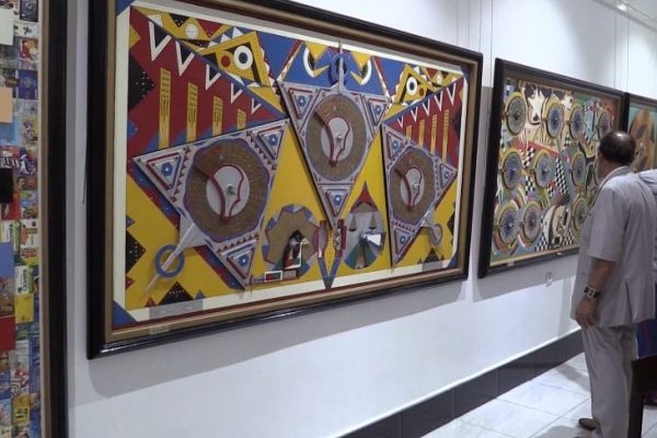 أول متحف ببرج بوعريريج يتزين بلوحات يسعد حسين