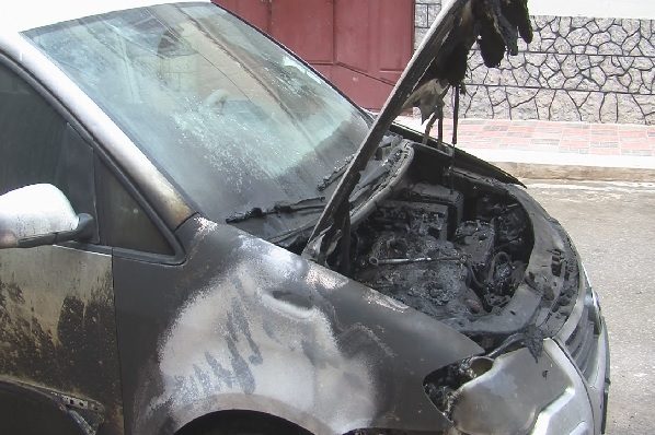 مجهولون يحرقون سيارة إمام مسجد بالعلمة في سطيف