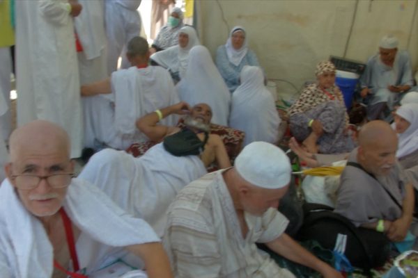 حجاج جزائريون يشتكون من تدني الخدمات بالبقاع المقدسة