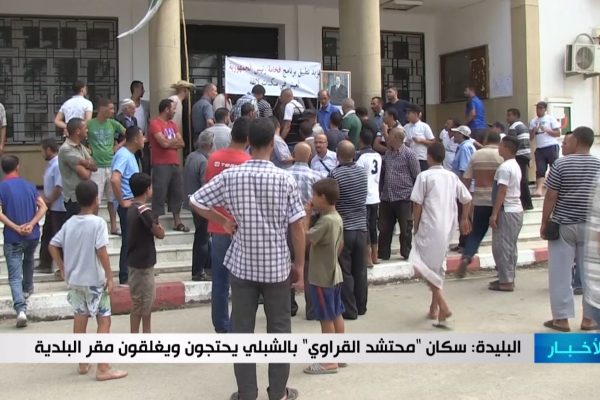 البليدة: سكان “محتشد القراوي” بالشبلي يحتجون ويغلقون مقر البلدية