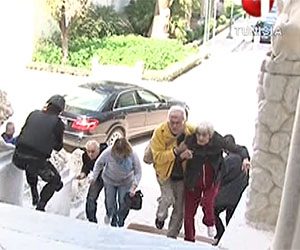 لحظة إجلاء الرهائن الأجانب من متحف “باردو” بالعاصمة التونسية