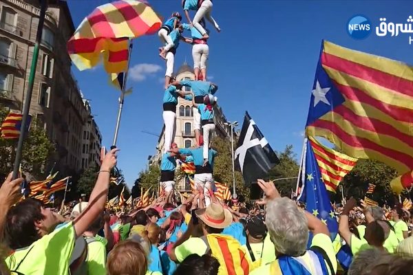 شاهد.. مئات آلاف المتظاهرين الكتالونيين يطالبون بالاستقلال عن إسبانيا